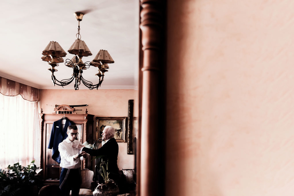 Fotografo bodas boda Aranjuez preparativos novio espejo padre Cambaum Studios